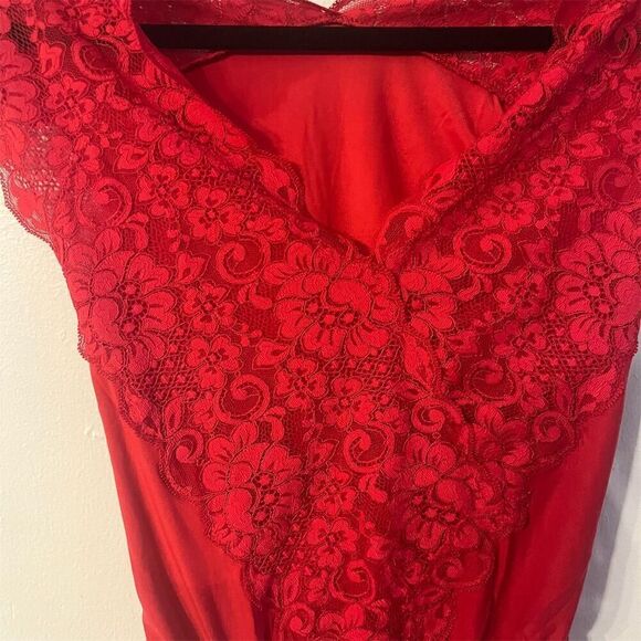 Revolve HAH Lady Like XS Rouge Red Lace Deep V-Neck Short Sleeve Bodysuit NWT - Picture 4 of 7